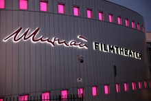Das Murnau Filmtheater im Abendlicht