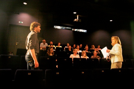 Stefan Linz und Birgit Goelnich stellen die Arbeit der FSK im Kinosaal (Murnau-Filmtheater) vor. Anschließend sahen die Gäste das aktuelle Drama KRIEGERIN