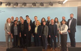Gruppenbild Akteure Kinder und Jugendmedienschutz mit Karin Prien im BMBFSFJ