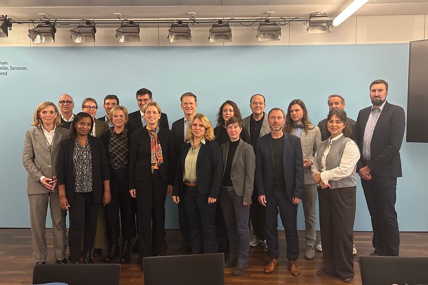 Gruppenbild Akteure Kinder und Jugendmedienschutz mit Karin Prien im BMBFSFJ